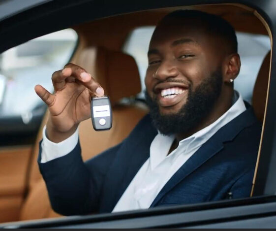 Femme souriante au volant – assurance auto Martinique