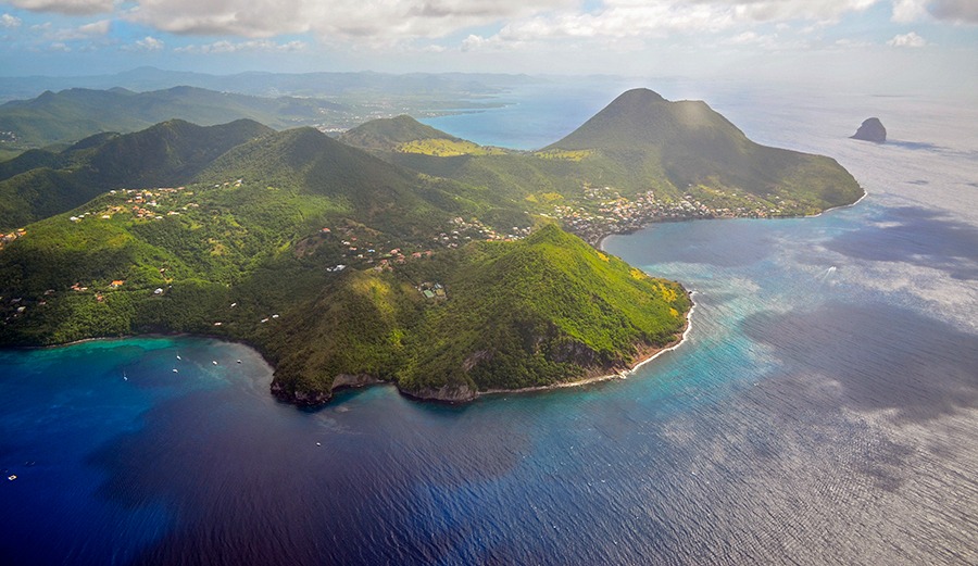 Photo de la Martinique vue du ciel – littoral tropical et reliefs verdoyants