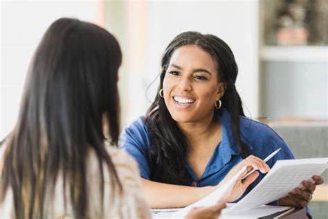 Jeune femme expliquant les garanties chez EPM Assurances