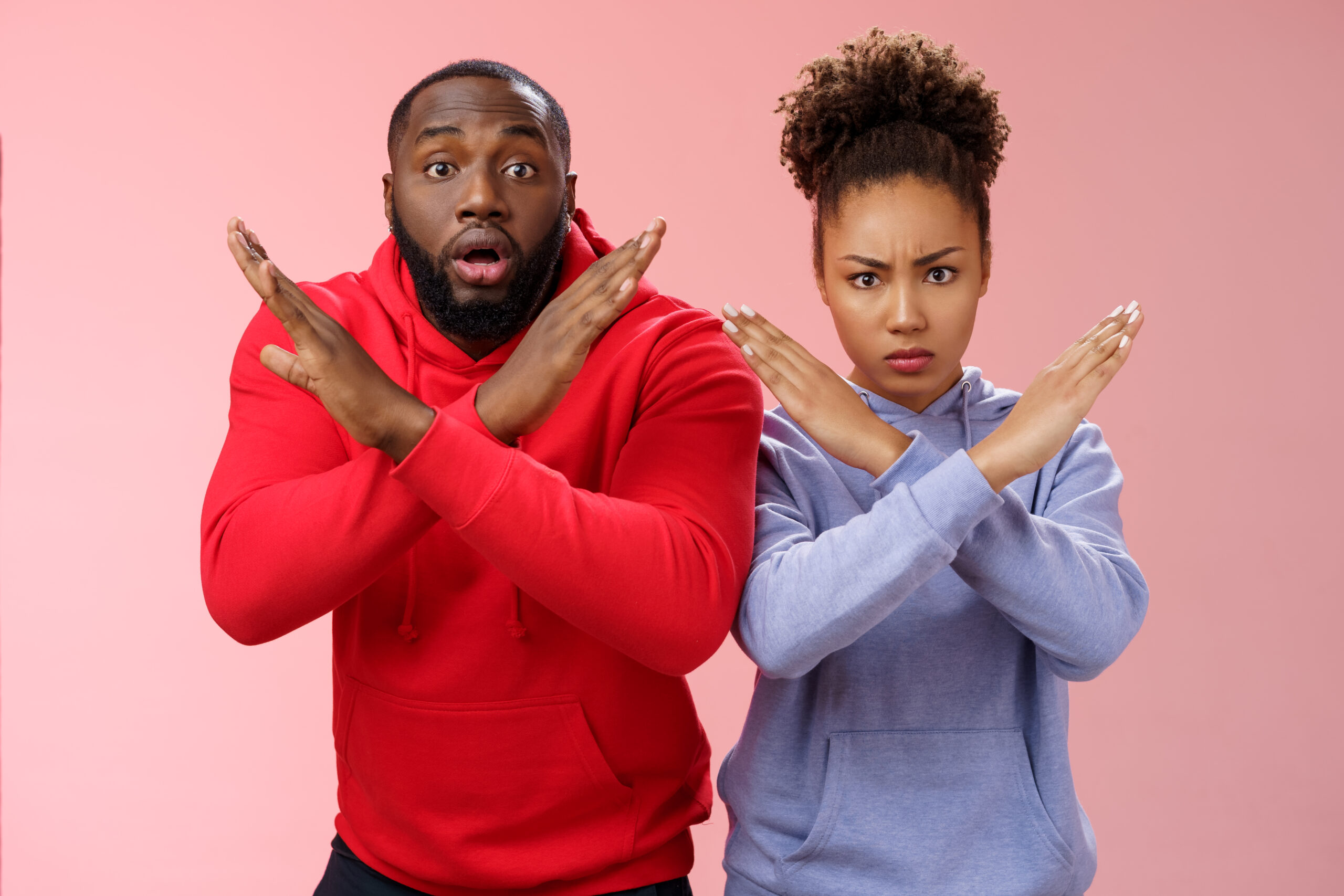 couple_execede-qui-croise-les-bras-face-a-la-vie-chère