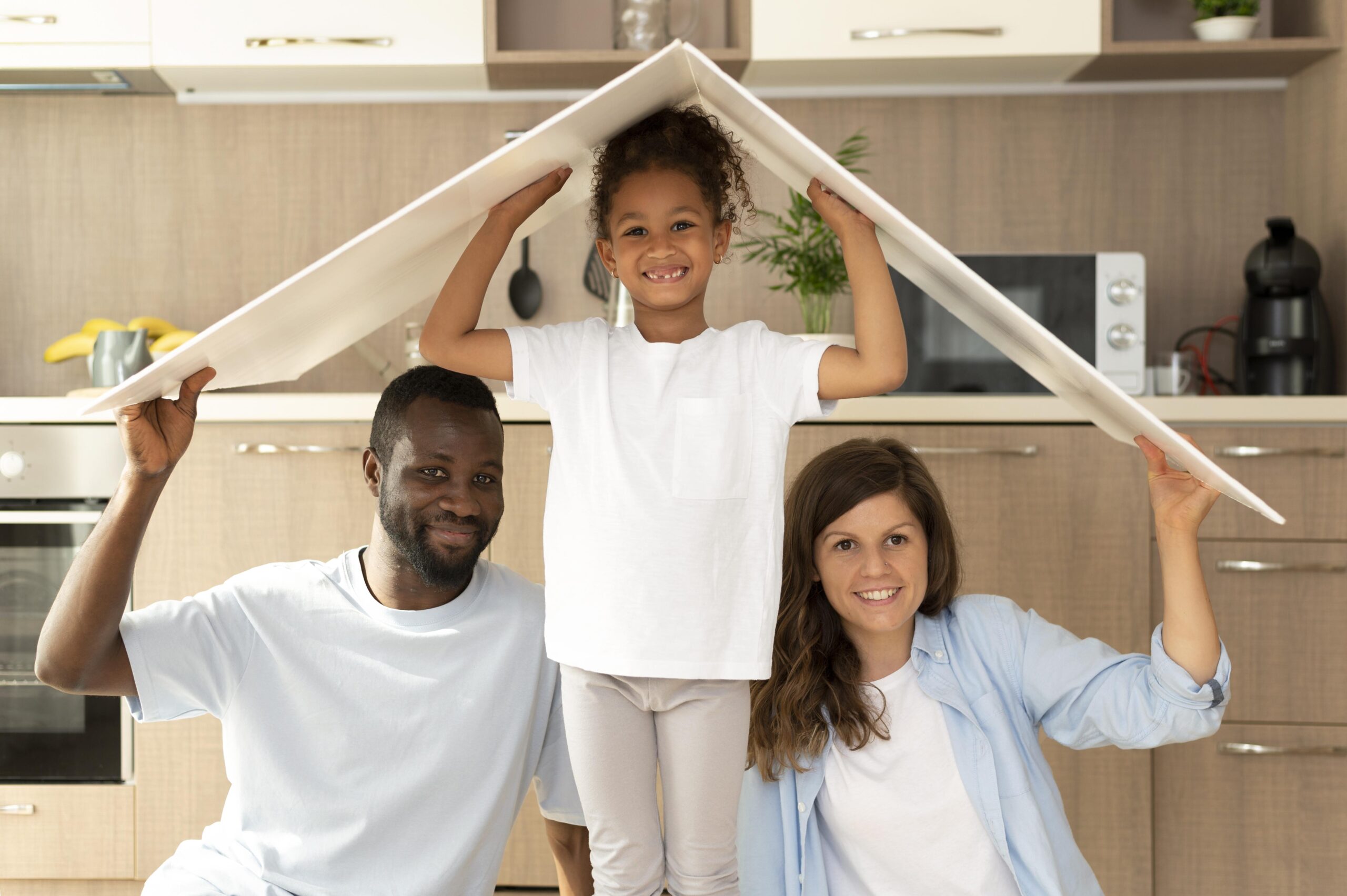 Famille ensemble à la maison – assurance habitation cyclone Martinique