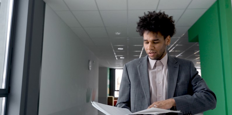 jeune businessman consultant ses dossiers